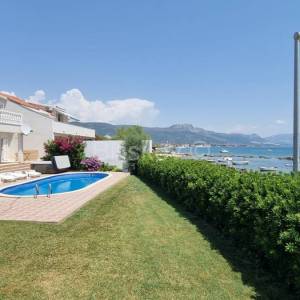 Kaštel Štafilić, Kaštela, kuća sa bazenom uz more