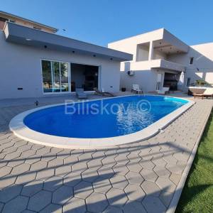 Kaštel Štafilić, novogradnja, villa sa bazenom