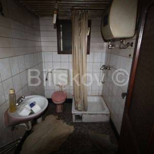 Kaštel Stari, dio obitelj.kuće s velikom okućnicom, prodaja