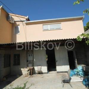 Kaštel Stari, dio obitelj.kuće s velikom okućnicom, prodaja