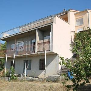 Kaštel Stari, dio obitelj.kuće s velikom okućnicom, prodaja