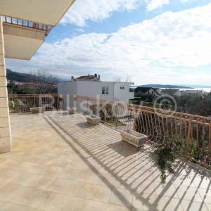 Kaštel Stari, obiteljska kuća s 3 stana, 490m2, prodaja