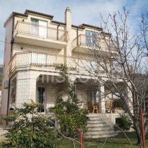 Kaštel Stari, obiteljska kuća s 3 stana, 490m2, prodaja