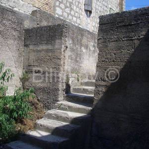 Kaštel Sućurac, dvojna kamena kuća u blizini centra