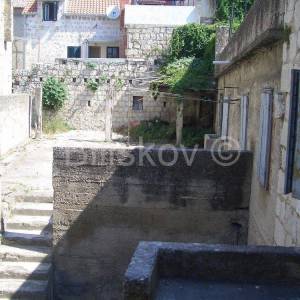 Kaštel Sućurac, dvojna kamena kuća u blizini centra