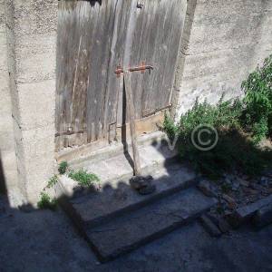 Kaštel Sućurac, dvojna kamena kuća u blizini centra