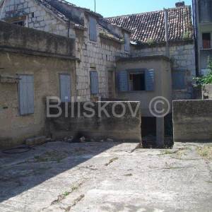 Kaštel Sućurac, dvojna kamena kuća u blizini centra