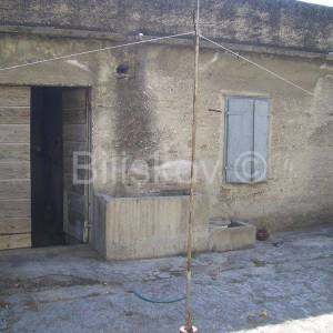 Kaštel Sućurac, dvojna kamena kuća u blizini centra