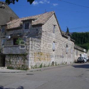 Kaštel Sućurac, dvojna kamena kuća u blizini centra