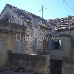 Kaštel Sućurac, dvojna kamena kuća u blizini centra