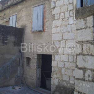 Kaštel Sućurac, dvojna kamena kuća u blizini centra