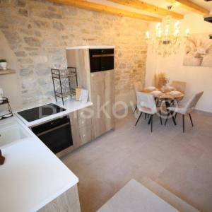 Kaštel Sućurac, kamena kuća 60m2 renovirano, prodaja