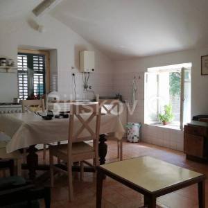 Kaštela, Kaštel Lukšić, kamena kuća prvi red do mora.