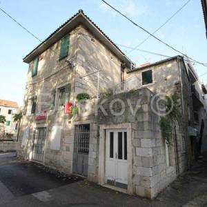 Kaštela, Kaštel Lukšić, kamena kuća prvi red do mora.