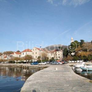 Kaštela, Kaštel Lukšić, kamena kuća prvi red do mora.