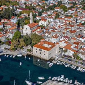 Kaštela, Kaštel Lukšić, kamena kuća prvi red do mora.