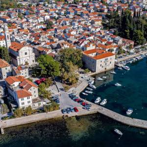 Kaštela, Kaštel Lukšić, kamena kuća prvi red do mora.