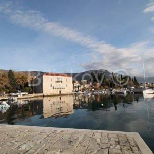 Kaštela, Kaštel Lukšić, kamena kuća prvi red do mora.