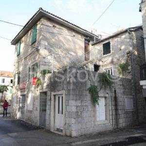 Kaštela, Kaštel Lukšić, kamena kuća prvi red do mora.