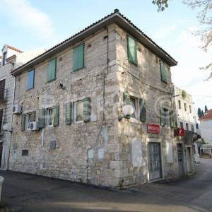 Kaštela, Kaštel Lukšić, kamena kuća prvi red do mora.