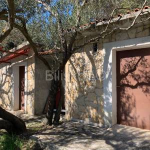 Kastela, Kastel Luksic, samostojeca kuca i cca. 3.000 m2 zemljista.