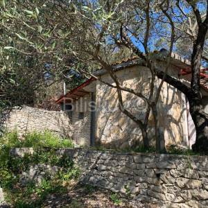 Kastela, Kastel Luksic, samostojeca kuca i cca. 3.000 m2 zemljista.