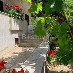 Kastela, Kastel Luksic, samostojeca kuca i cca. 3.000 m2 zemljista.