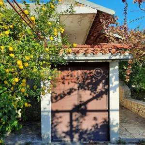 Kastela, Kastel Luksic, samostojeca kuca i cca. 3.000 m2 zemljista.