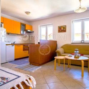 Klimno, Krk – apartman s pogledom na more, blizu plaže!