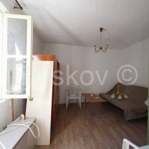 Klis, kamena kućica na velikoj parceli