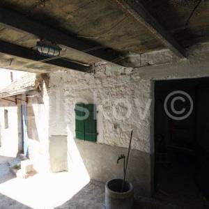 Klis, kamena kućica na velikoj parceli