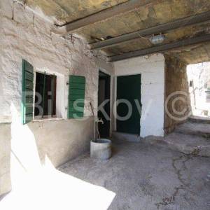 Klis, kamena kućica na velikoj parceli