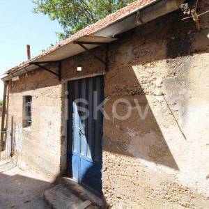 Klis, kamena kućica na velikoj parceli