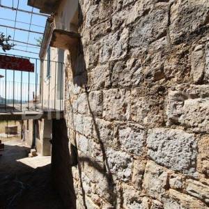 Klis, kamena kućica na velikoj parceli