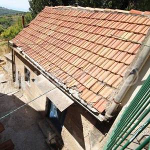 Klis, kamena kućica na velikoj parceli