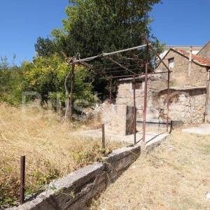 Klis, kamena kućica na velikoj parceli