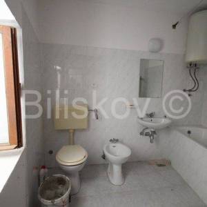 Klis, kamena kućica na velikoj parceli