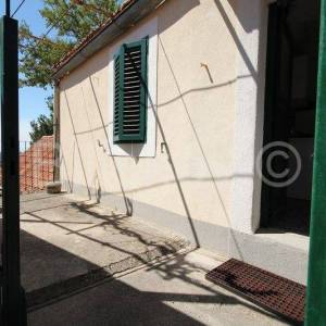 Klis, kamena kućica na velikoj parceli