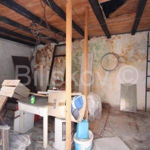 Klis, kamena kućica na velikoj parceli