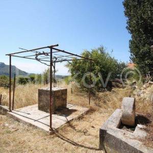 Klis, kamena kućica na velikoj parceli