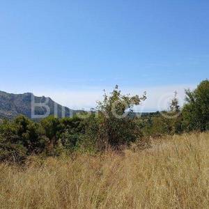 Klis, kamena kućica na velikoj parceli