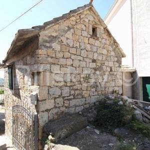 Klis, kamena kućica na velikoj parceli