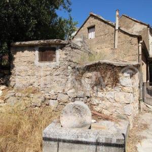 Klis, kamena kućica na velikoj parceli