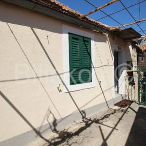 Klis, kamena kućica na velikoj parceli