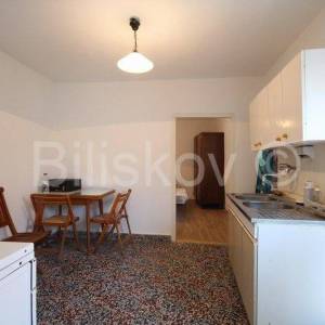 Klis, kamena kućica na velikoj parceli