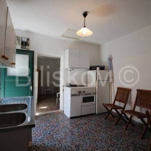 Klis, kamena kućica na velikoj parceli