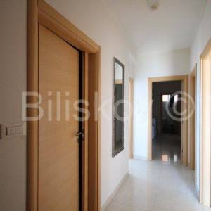 Klis samostojeća kuća sa 4 stambene jedinice bazen pogled 