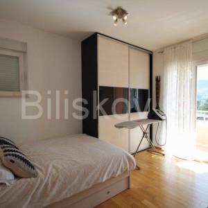 Klis samostojeća kuća sa 4 stambene jedinice bazen pogled 