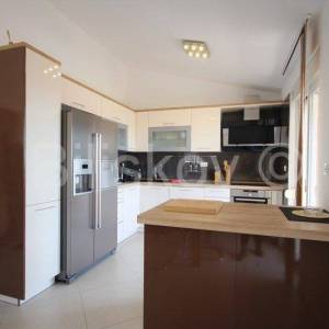 Klis samostojeća kuća sa 4 stambene jedinice bazen pogled 