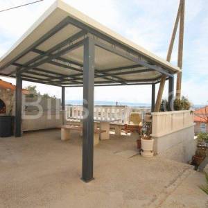 Klis samostojeća kuća sa 4 stambene jedinice bazen pogled 